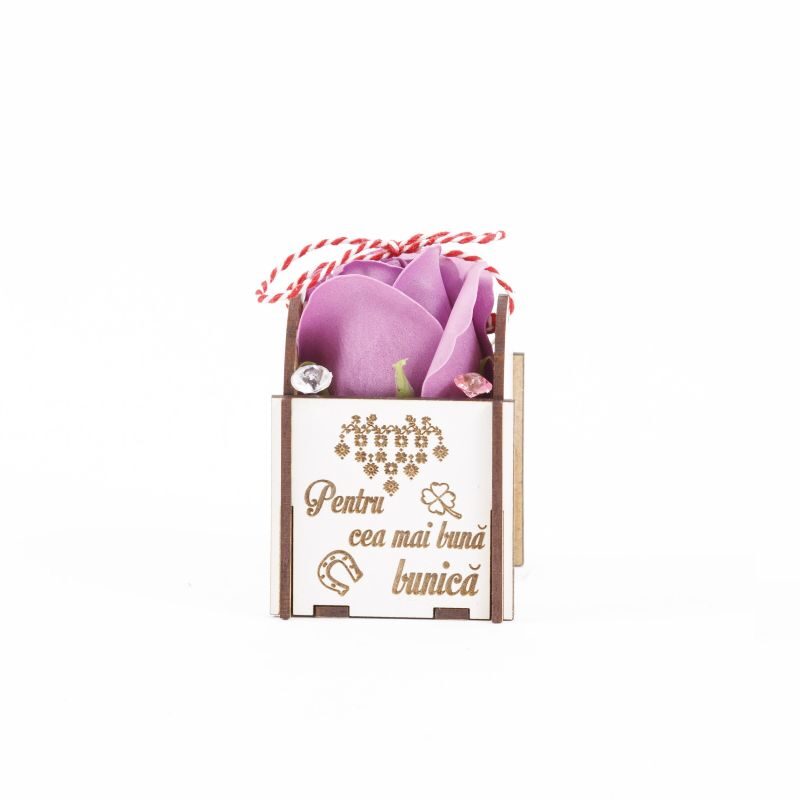  Martisor trandafir in cutiuta de lemn personalizata "Pentru cea mai buna bunica"