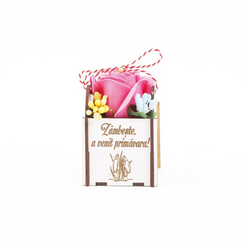  Martisor trandafir in cutiuta de lemn personalizata "Zambeste, a venit primavara"