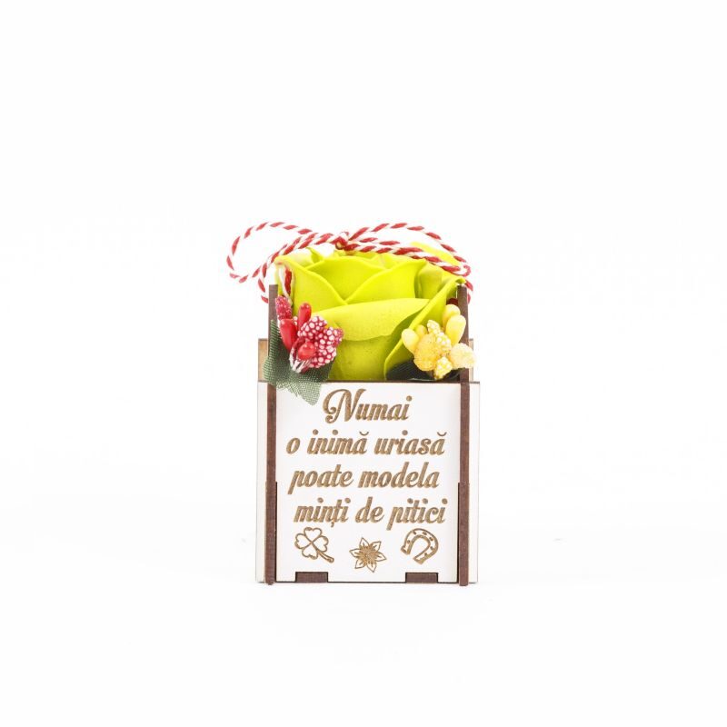  Martisor trandafir in cutiuta de lemn personalizata "Numai o inima uriasa poate modela minti de pitici"
