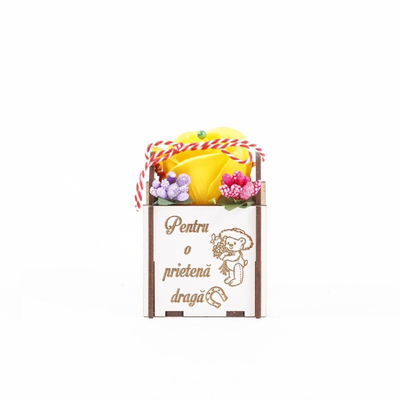  Martisor trandafir in cutiuta de lemn personalizata "Pentru o prietena draga"
