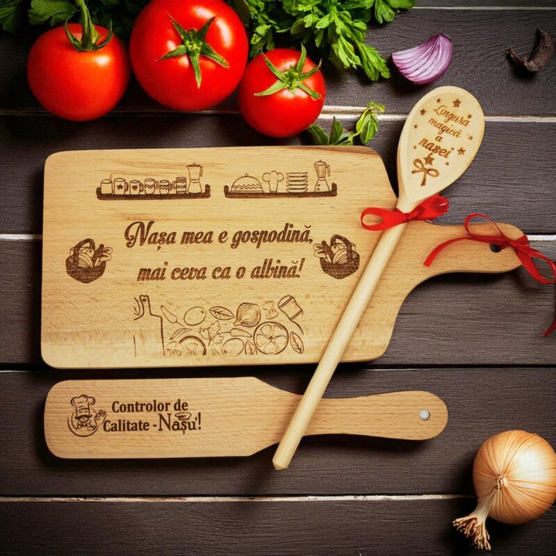 Set bucătărie cadou personalizat pentru nașă – 3 piese din lemn gravate „Nașa gospodină”