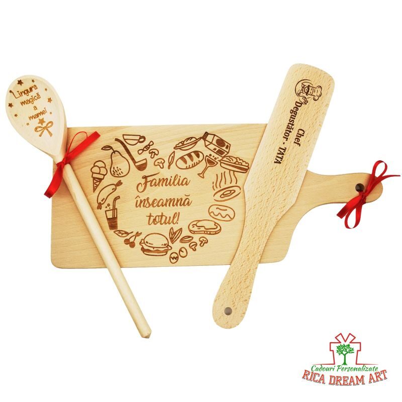  Set de bucatarie personalizat "Mama si Tata - Familia inseamna totul", 3 piese - Tocator, Lingura si Paleta de lemn