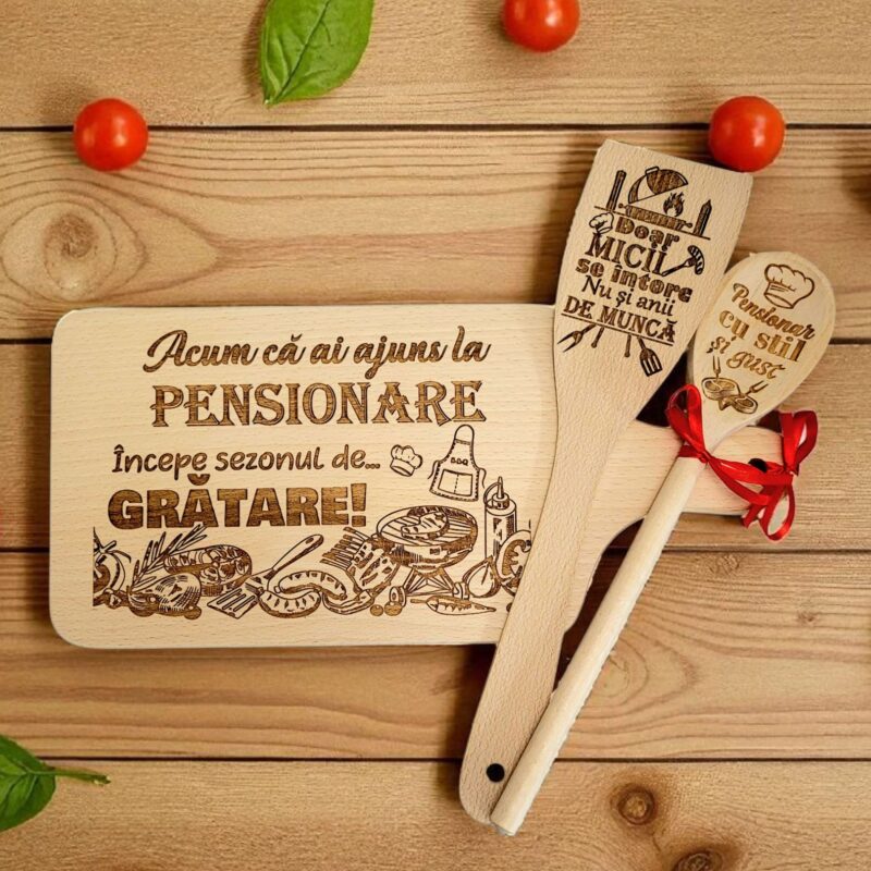 Set bucatarie cadou pensionare pentru colegi, prieteni, familie, gravat cu mesaje amuzante, Lemn